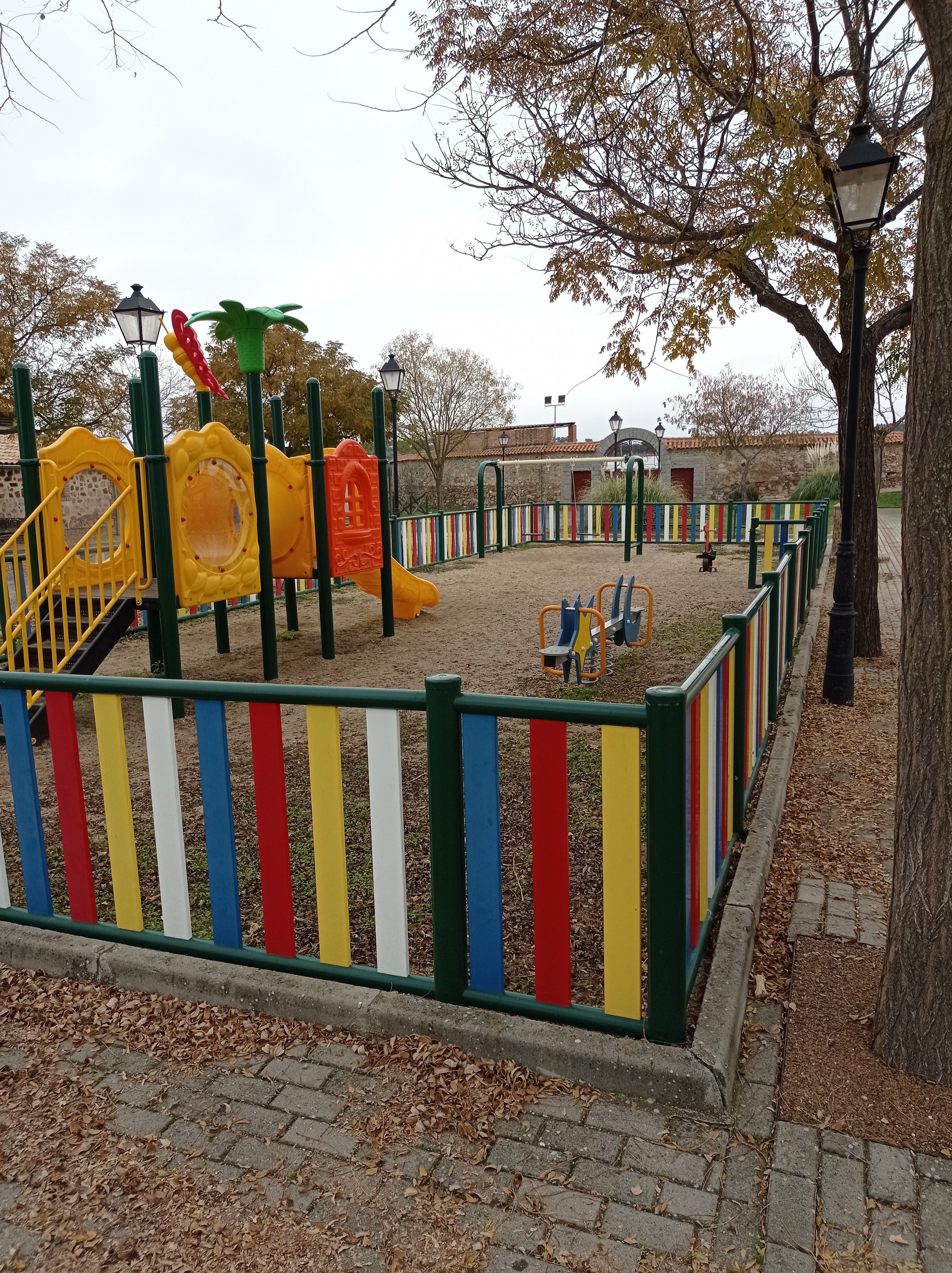 ZONA DE JUEGOS INFANTILES FRENTE DE LA PISCINA Y AL CENTRO DE RECEPCIÓN DE TURISTAS